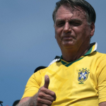 Bolsonaro mantém seu nome para a eleição de 2026, mesmo inelegível, e nega que vá deixar o Brasil