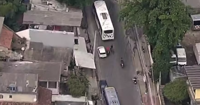 Sete ônibus são usados como barricadas na Zona Norte do Rio e provocam caos no trânsito
