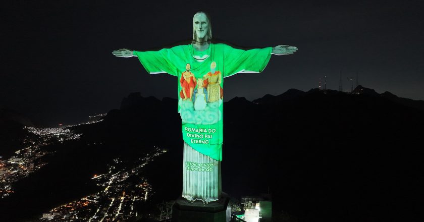 Cristo Redentor recebe projeção especial em comemoração aos 185 anos de devoção ao Divino Pai Eterno