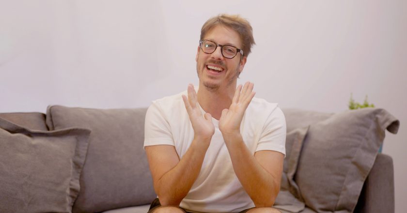 “Férias sem Perrengue”: campanha do Sem Parar usa humor de Fábio Porchat para aproximar marca do público