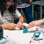 Projeto Conectados do Bem leva oficinas de robótica e cultura maker  a 300 estudantes de escolas públicas do Rio de Janeiro