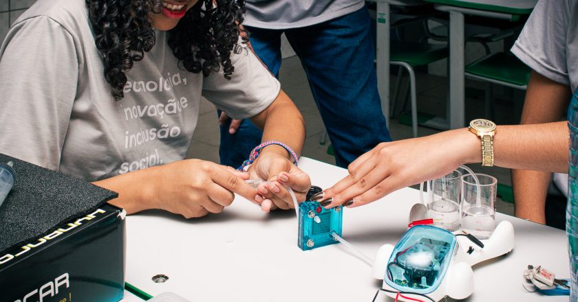 Projeto Conectados do Bem leva oficinas de robótica e cultura maker  a 300 estudantes de escolas públicas do Rio de Janeiro