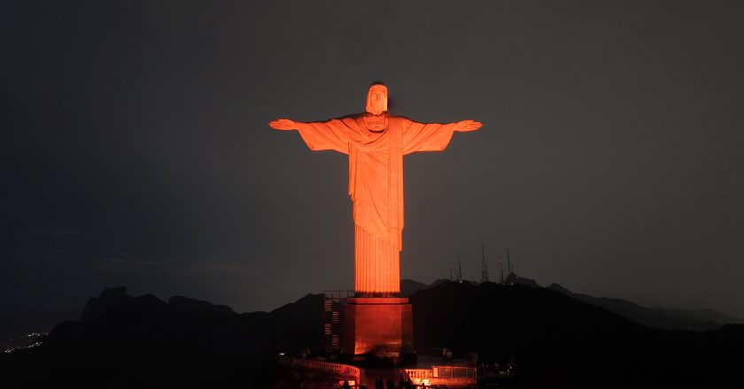 Cristo Redentor, Padre Cícero e B3 serão iluminados de laranja no Dia de Doar 2025
