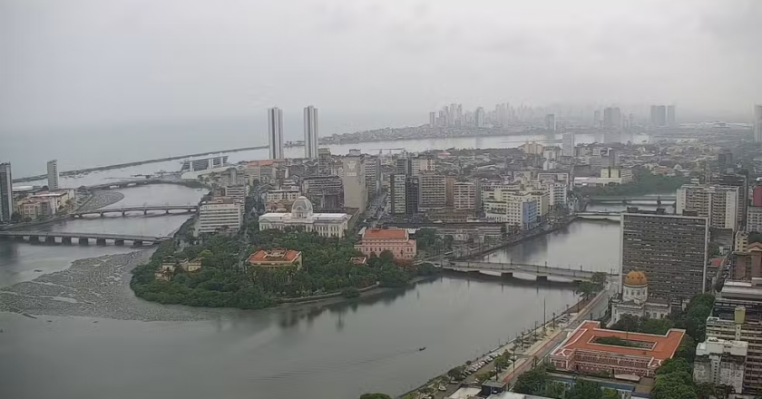 Entre a folia e o medo: chuva paralisa Recife no Carnaval