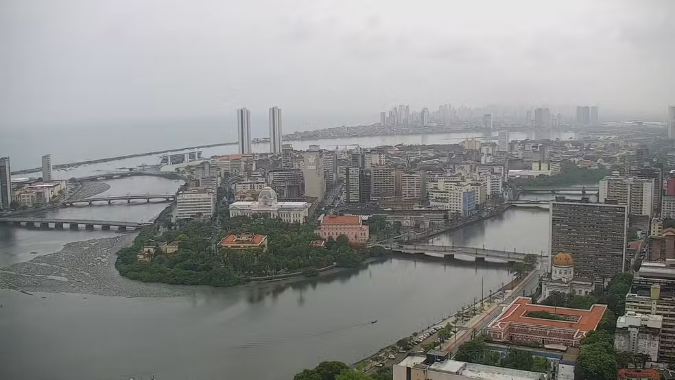 Entre a folia e o medo: chuva paralisa Recife no Carnaval