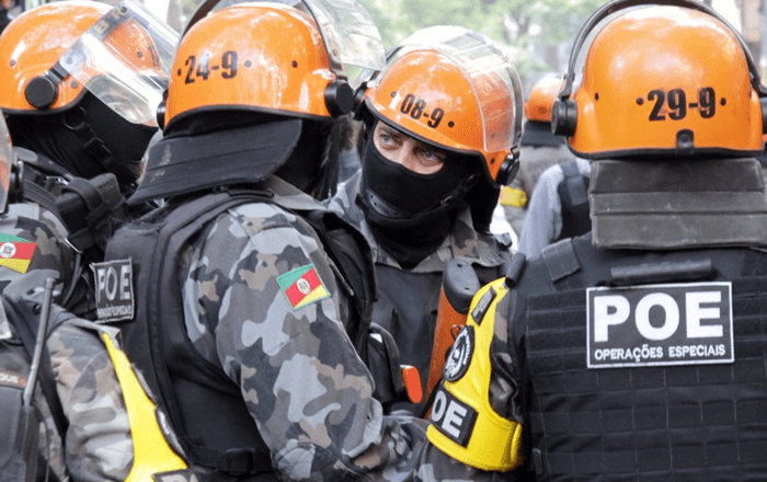 Polícia Militar de RS detém manifestante durante protesto no consulado americano em Porto Alegre.