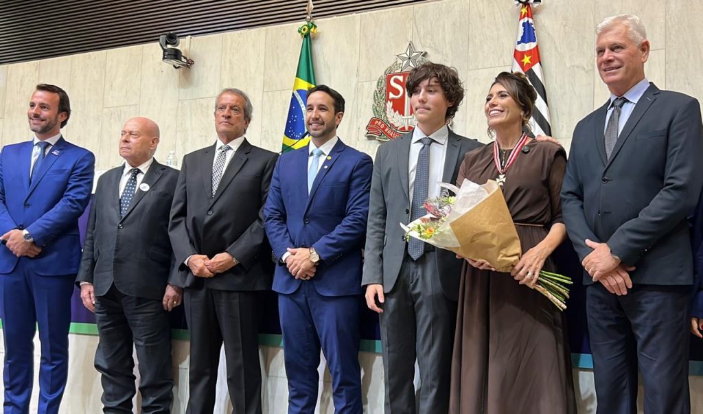 Rosana Valle recebe maior honraria da Alesp com apoio de lideranças da direita