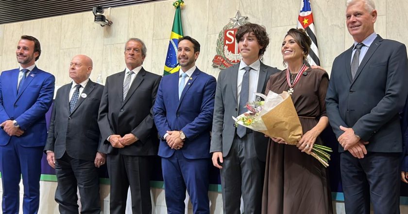 Rosana Valle recebe maior honraria da Alesp com apoio de lideranças da direita