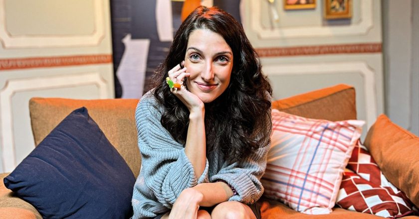 Clarice Falcão revela lição valiosa da mãe: a importância de não se levar tão a sério