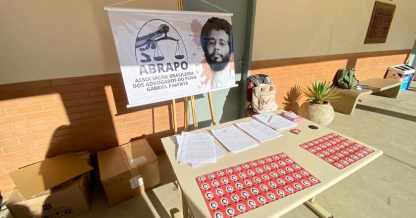 Organizações democráticas marcam presença na recepção de novos alunos da Faculdade de Direito da UFJF, em MG.