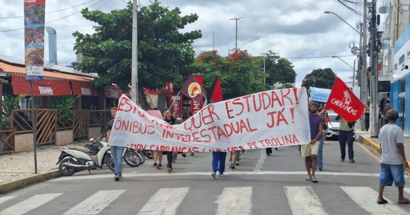Estudantes protestam em Petrolina em defesa da rota de ônibus interestadual para Juazeiro
