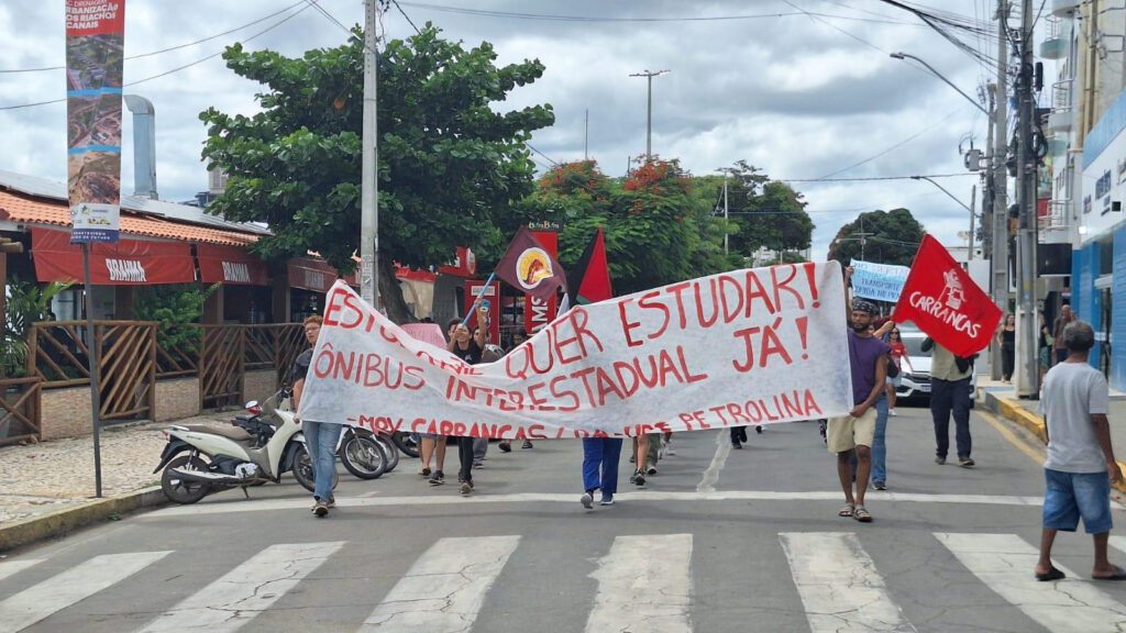 Estudantes protestam em Petrolina em defesa da rota de ônibus interestadual para Juazeiro
