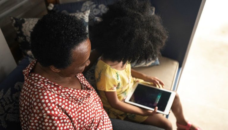 Governo abre consulta pública para guia de inclusão digital da pessoa idosa
