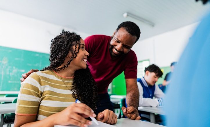 Pé-de-Meia ajuda a reduzir evasão escolar em 43% no ensino médio brasileiro