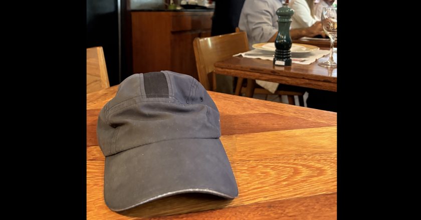 O mistério do boné: revelando um código oculto nos restaurantes cariocas