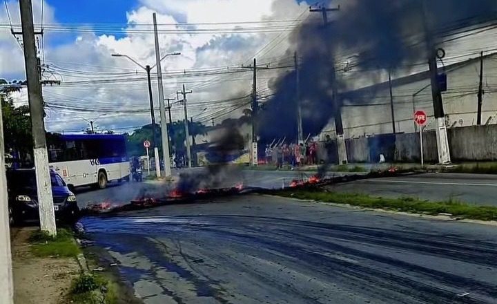 Moradores de AL protestam com barricadas em resposta à crise de energia da Equatorial