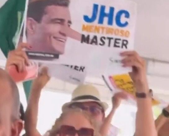 Professores de Alagoas protestam em frente à prefeitura de Maceió em defesa de seus direitos