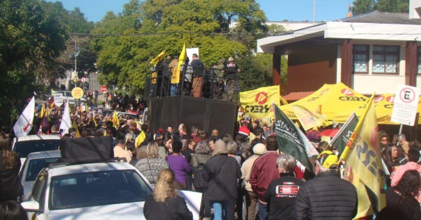 Professores do RS realizam massiva manifestação contra leilão de 98 escolas estaduais