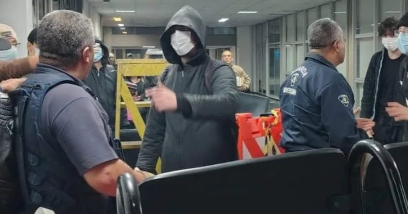Estudantes da USP invadem a Administração Central em protesto e enfrentam a ação policial