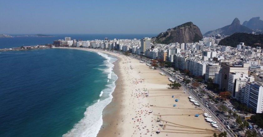 Protesto de vendedores ambulantes marca o início da Tolerância Zero na orla