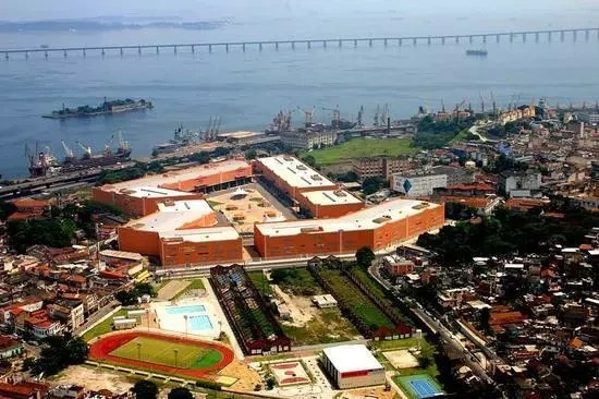 Purpurina na língua e samba no coração: tudo sobre o Carnaval do Rio na TV!