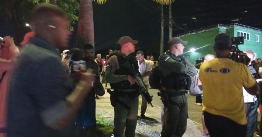 Moradores da Várzea se mobilizam em protesto enérgico após assassinato de operário por policial assediador em Pernambuco
