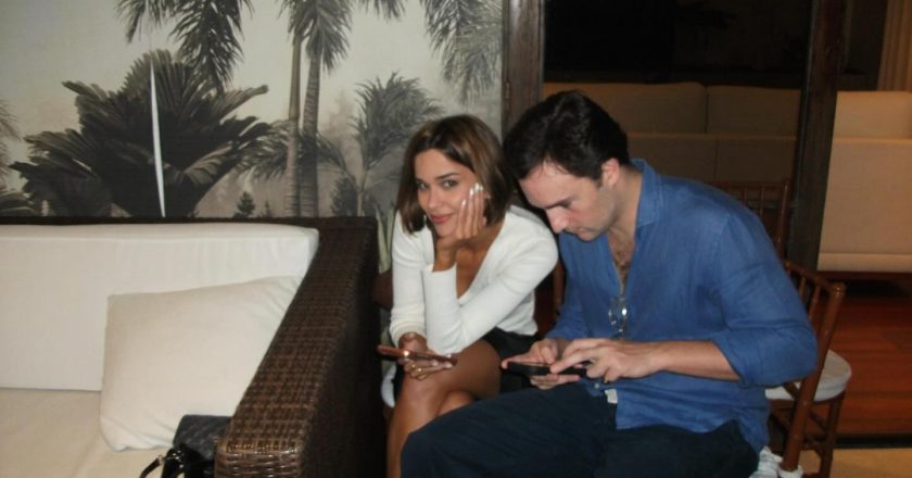 Atriz da Globo anuncia casamento com diretor alemão em Angra dos Reis