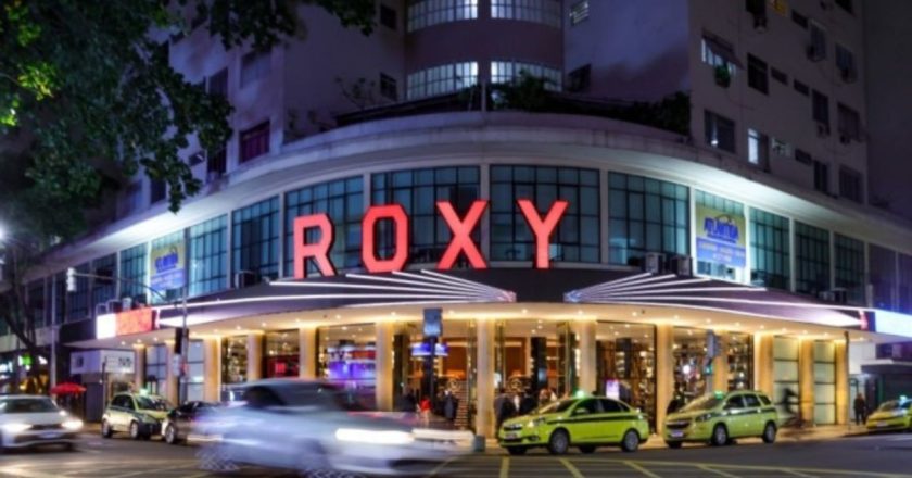 Roxy Dinner Show celebra dois anos com surpresas musicais e delícias culinárias