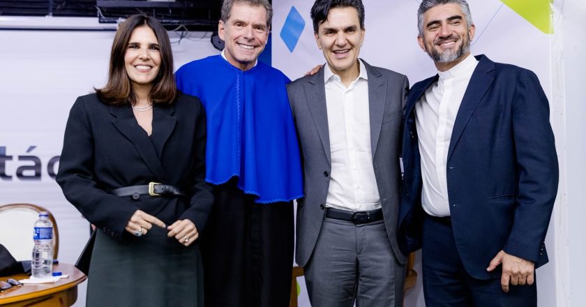 Accioly recebe título de doutor honoris causa da Estácio: “Agora sou um doutor!