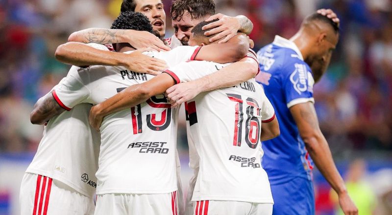 Flamengo vence Bahia e retoma a ponta do Brasileirão