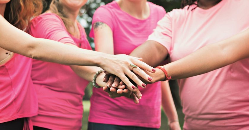 Outubro Rosa: descubra como realizar exames sem custo e apoiar mulheres com câncer no Rio